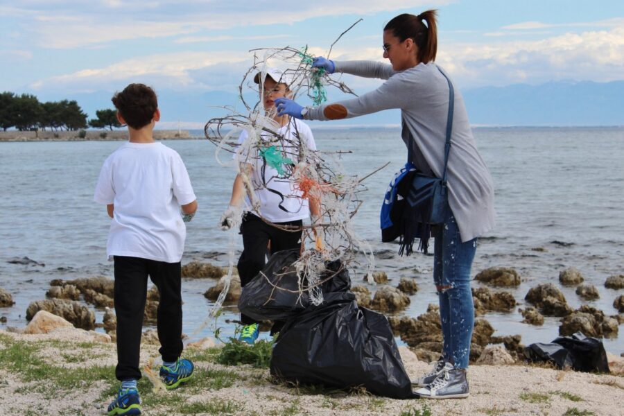 Ugljan: Učenici očistili plaže u Lučinu selu