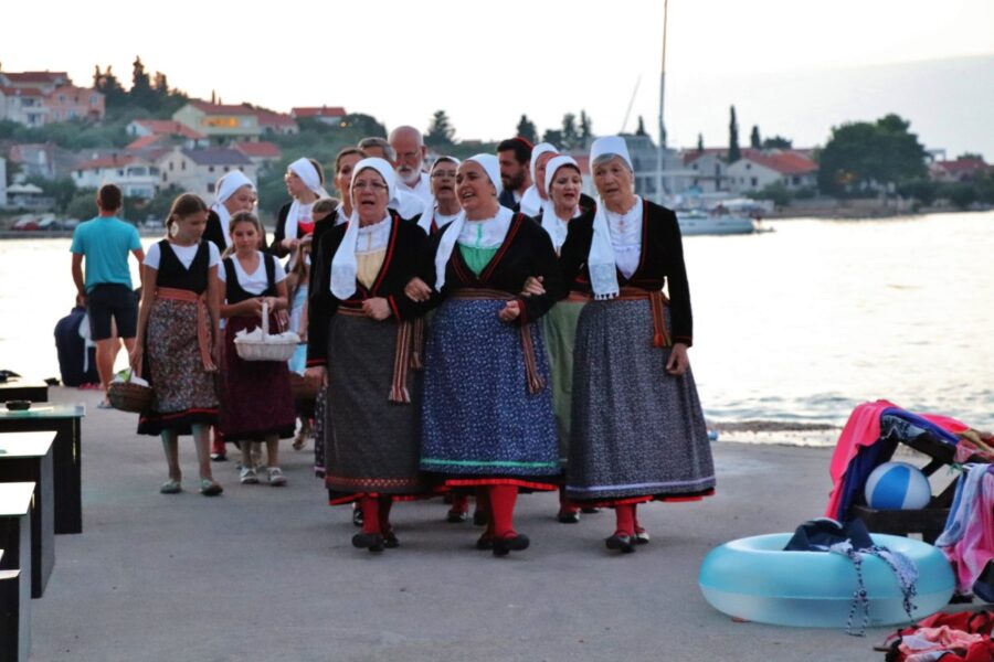 Udruga žena Luzor počastila turiste pjesmom i fritama