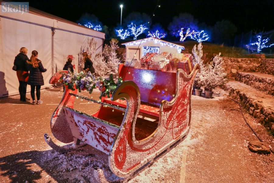 Pašmanci pripremili još jednu adventsku čaroliju s “prozirnim klizalištem”