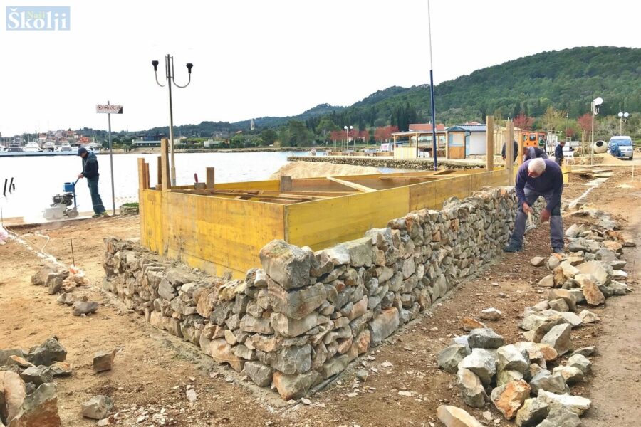 Uz rivu u središtu Malog Lukorana uređuje se trg