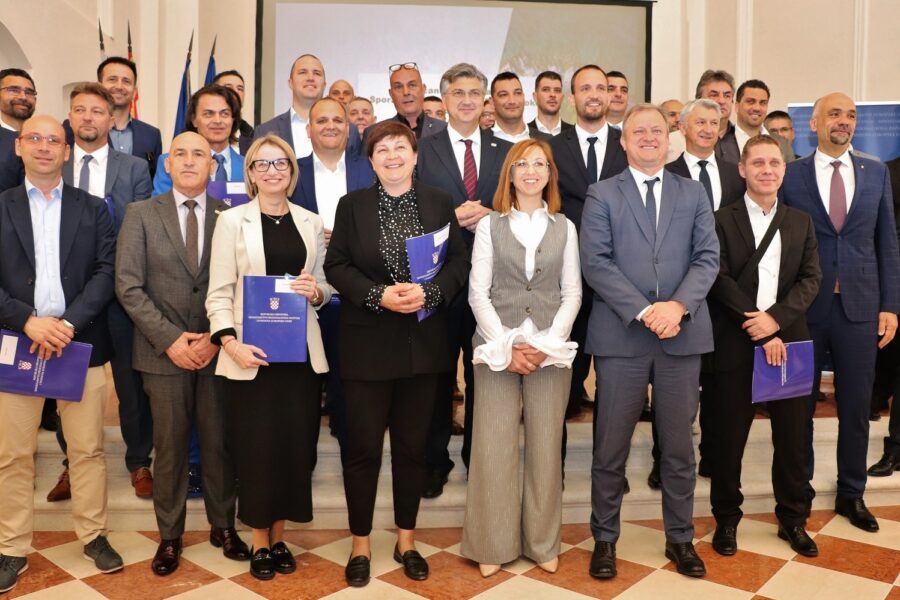 Premijer Plenković uručio otočanima ugovore vrijedne 150 milijuna eura