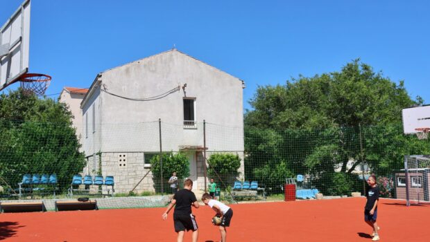 Općini Preko odobreno 25.000 eura za uređenje igrališta u Čeprljandi